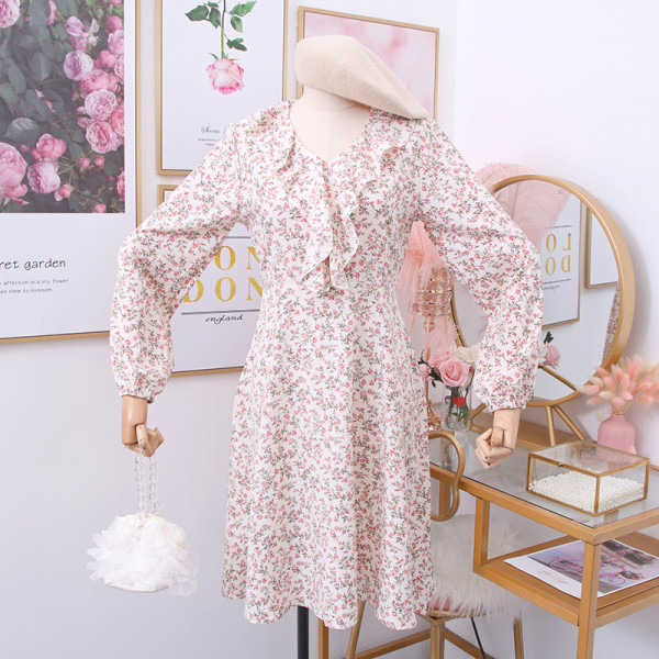 Modern női ruha spitz nyakkivágással és virágmotívumokkal - kivágott modell