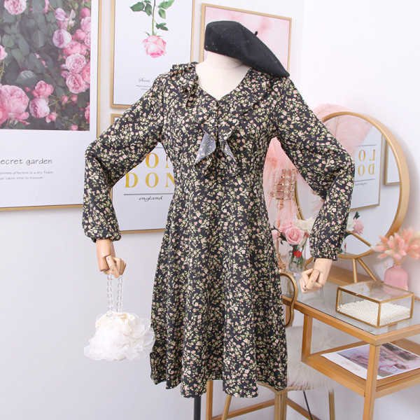 Modern női ruha spitz nyakkivágással és virágmotívumokkal - kivágott modell