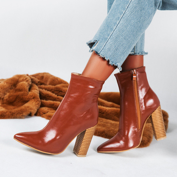 Modern női csizma vastag sarkú fekete és barna műbőrből