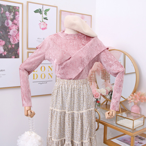 Női blúz alacsony bársony gallérral több színben