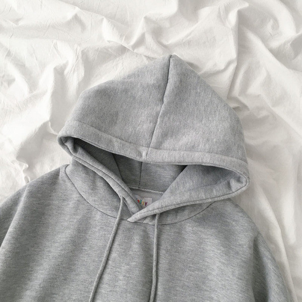 Női pulóver fekete, fehér és szürke színben kapucnival és nyakkendővel