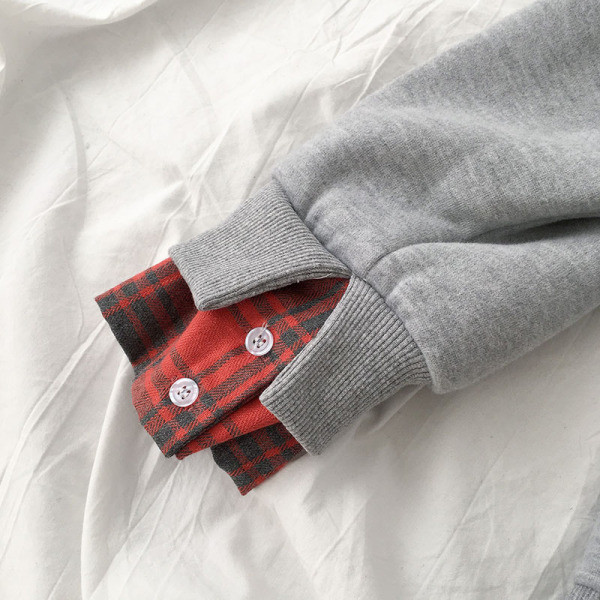 Női pulóver fekete, fehér és szürke színben kapucnival és nyakkendővel