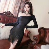 Stílusos női ruha-modell rojtokkal és fényes hatással