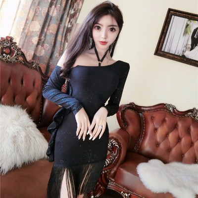 Stílusos női ruha-modell rojtokkal és fényes hatással