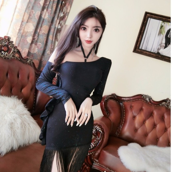 Stílusos női ruha-modell rojtokkal és fényes hatással