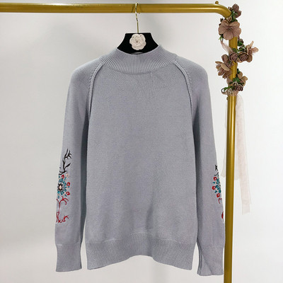 Hosszú, vékony pulóver szürke, zöld és fehér színekben, hímzéssel