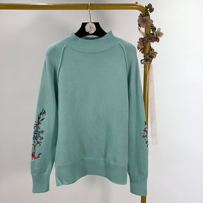 Hosszú, vékony pulóver szürke, zöld és fehér színekben, hímzéssel