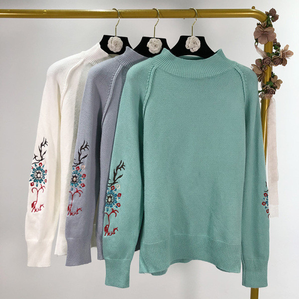 Hosszú, vékony pulóver szürke, zöld és fehér színekben, hímzéssel