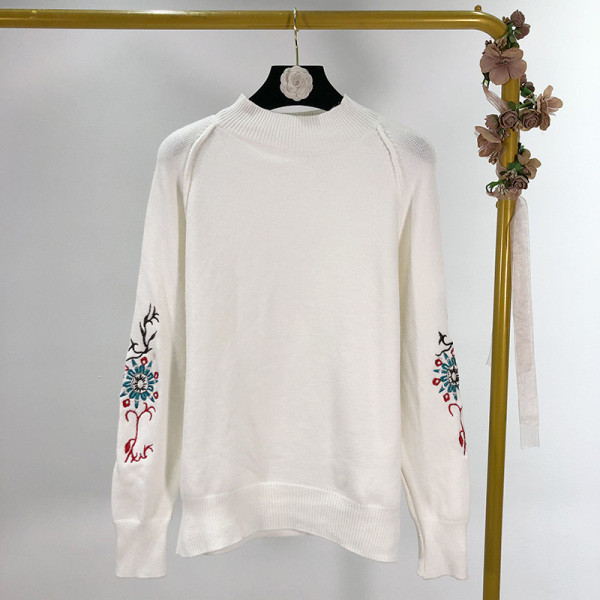 Hosszú, vékony pulóver szürke, zöld és fehér színekben, hímzéssel