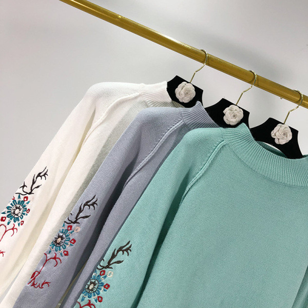 Hosszú, vékony pulóver szürke, zöld és fehér színekben, hímzéssel