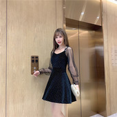 Modern női ruha pecsét ujjakkal vágott modell fekete színben