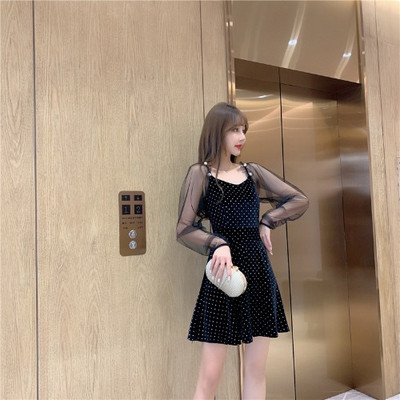 Modern női ruha pecsét ujjakkal vágott modell fekete színben