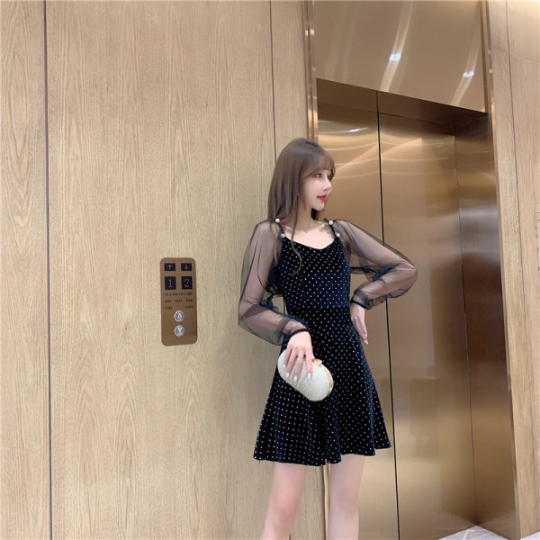 Modern női ruha pecsét ujjakkal vágott modell fekete színben