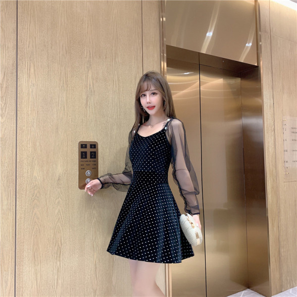 Modern női ruha pecsét ujjakkal vágott modell fekete színben