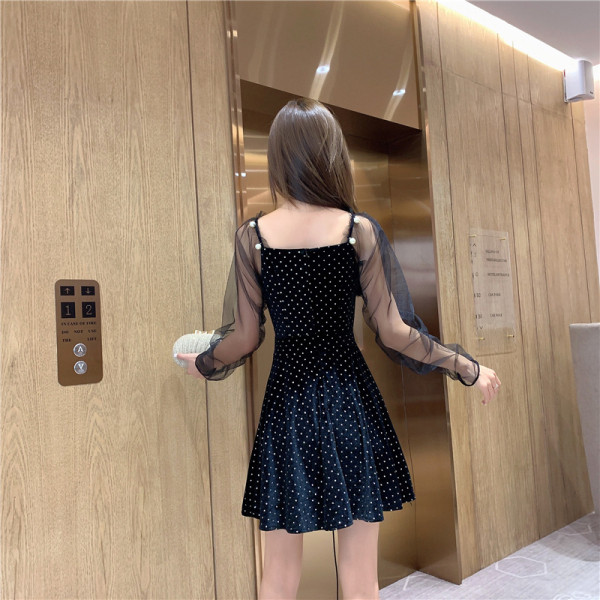 Modern női ruha pecsét ujjakkal vágott modell fekete színben