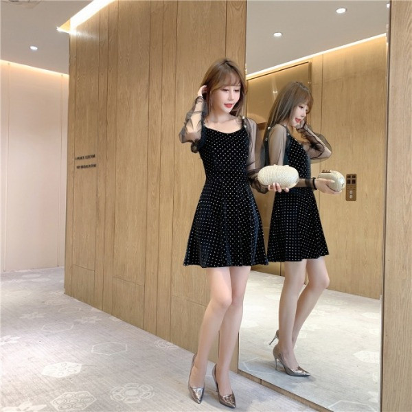 Modern női ruha pecsét ujjakkal vágott modell fekete színben