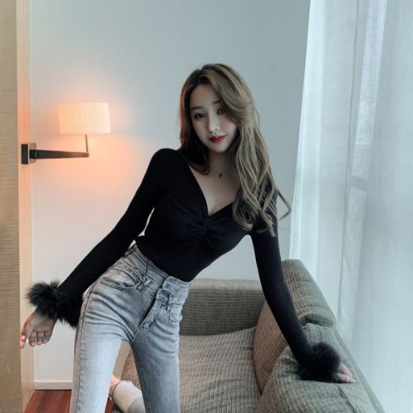 Bluză de damă cu puf pe mâneci și decolteu spitz alb-negru - alb-negru