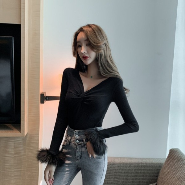 Bluză de damă cu puf pe mâneci și decolteu spitz alb-negru - alb-negru