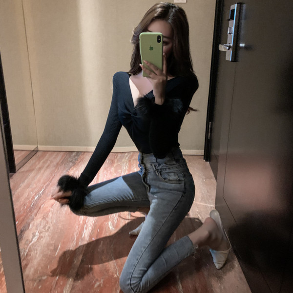 Bluză de damă cu puf pe mâneci și decolteu spitz alb-negru - alb-negru