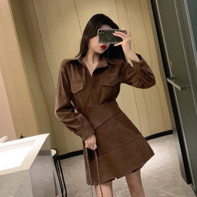 Őszi-téli női ruha hosszú ujjal, fekete szabásmintával