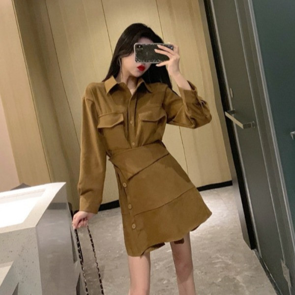 Őszi-téli női ruha hosszú ujjal, fekete szabásmintával