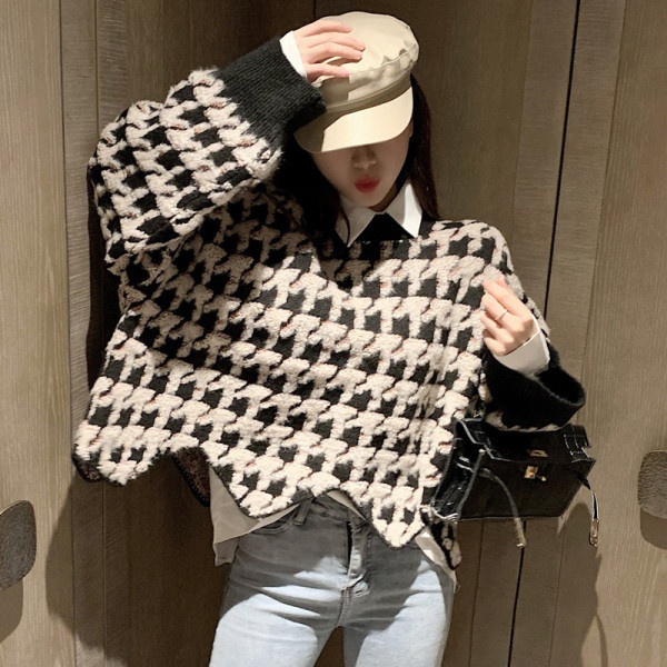 Téli női pulóver aszimmetrikus széles modell fekete-fehér színben