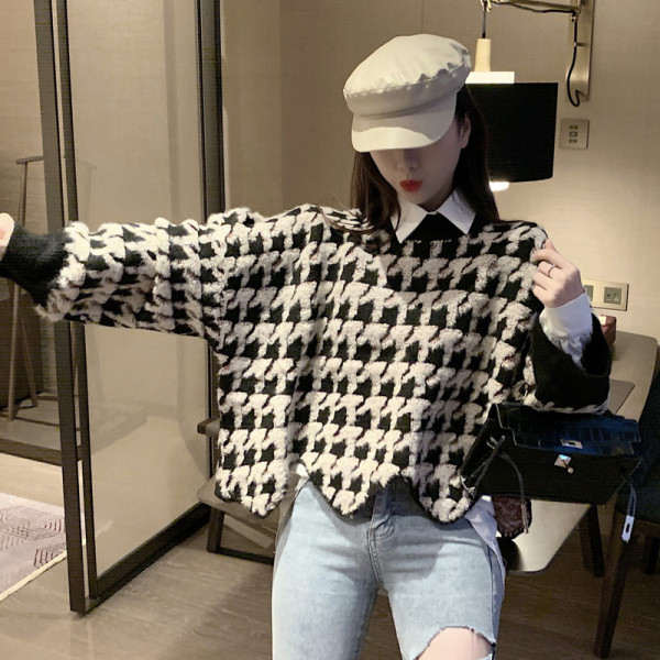 Téli női pulóver aszimmetrikus széles modell fekete-fehér színben