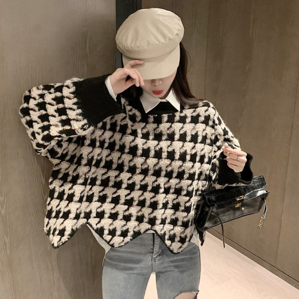 Téli női pulóver aszimmetrikus széles modell fekete-fehér színben