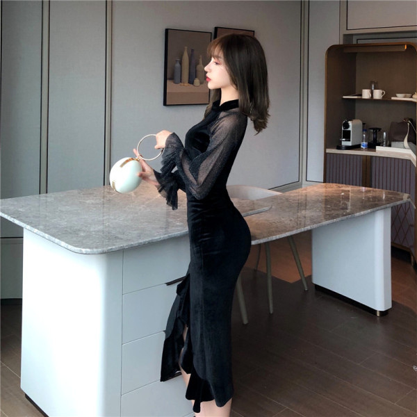 Stílusos női bársonyruha csipkeujjal, fekete színben