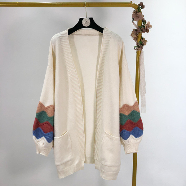 Kapcsolás nélküli hosszú mellény, fehér színben, mintás ujjakkal