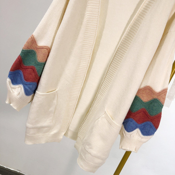 Kapcsolás nélküli hosszú mellény, fehér színben, mintás ujjakkal