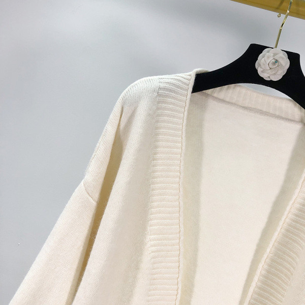 Kapcsolás nélküli hosszú mellény, fehér színben, mintás ujjakkal