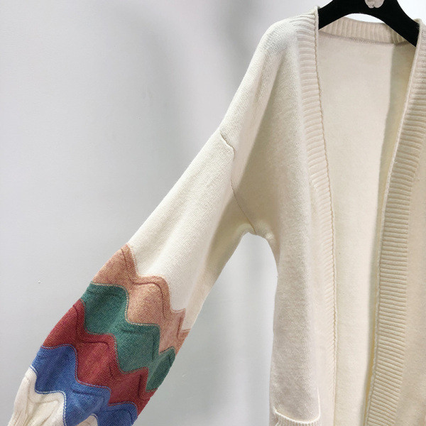 Kapcsolás nélküli hosszú mellény, fehér színben, mintás ujjakkal