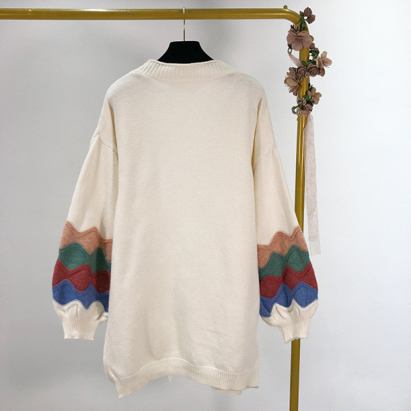 Kapcsolás nélküli hosszú mellény, fehér színben, mintás ujjakkal