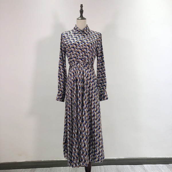 Hosszú szabású kockás ruha övvel és klasszikus gallérral