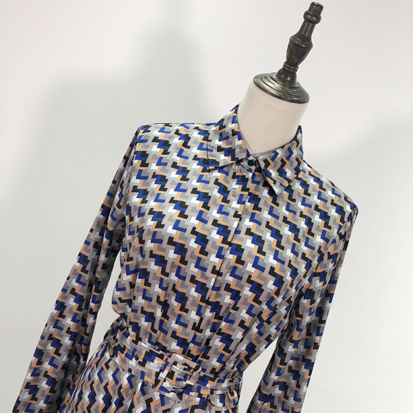 Hosszú szabású kockás ruha övvel és klasszikus gallérral