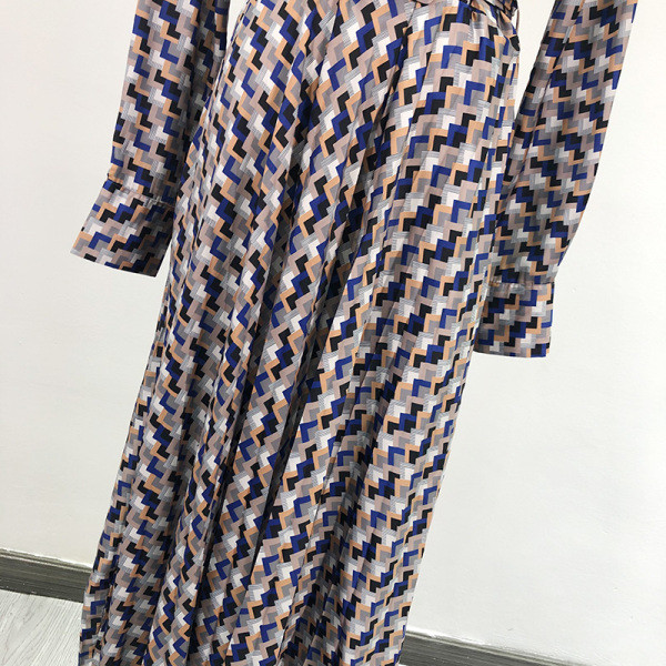 Hosszú szabású kockás ruha övvel és klasszikus gallérral