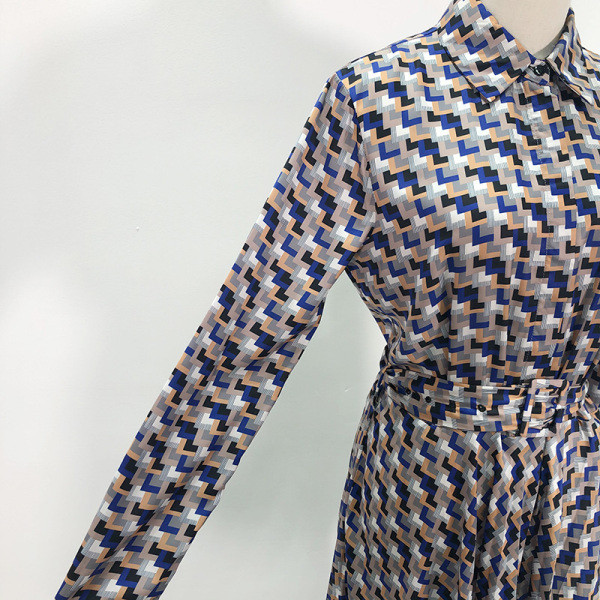 Hosszú szabású kockás ruha övvel és klasszikus gallérral