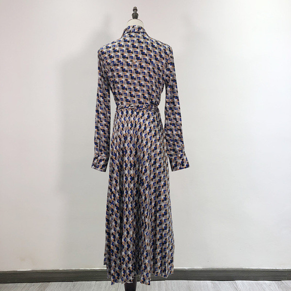 Hosszú szabású kockás ruha övvel és klasszikus gallérral