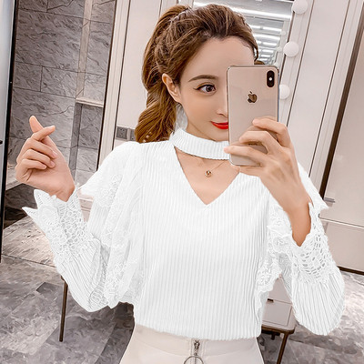 Modern női blúz fehér és rózsaszín színben, csipkével és V-nyakkal