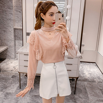 Modern női blúz fehér és rózsaszín színben, csipkével és V-nyakkal