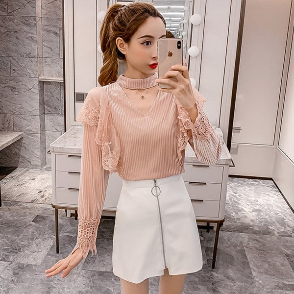 Modern női blúz fehér és rózsaszín színben, csipkével és V-nyakkal