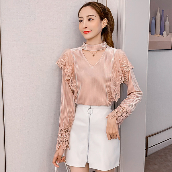 Modern női blúz fehér és rózsaszín színben, csipkével és V-nyakkal