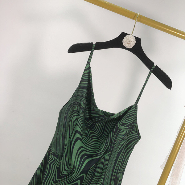 Női rövid, testhezálló ruha vékony pántokkal, zöld színben