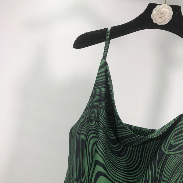 Női rövid, testhezálló ruha vékony pántokkal, zöld színben