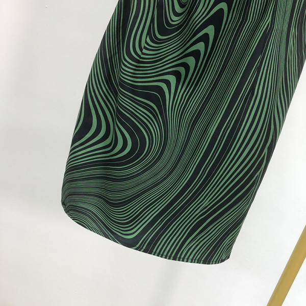 Női rövid, testhezálló ruha vékony pántokkal, zöld színben