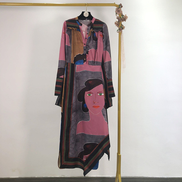 Modern női ruha aszimmetrikus modell rátéttel és gombokkal