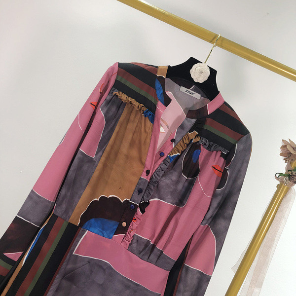 Modern női ruha aszimmetrikus modell rátéttel és gombokkal