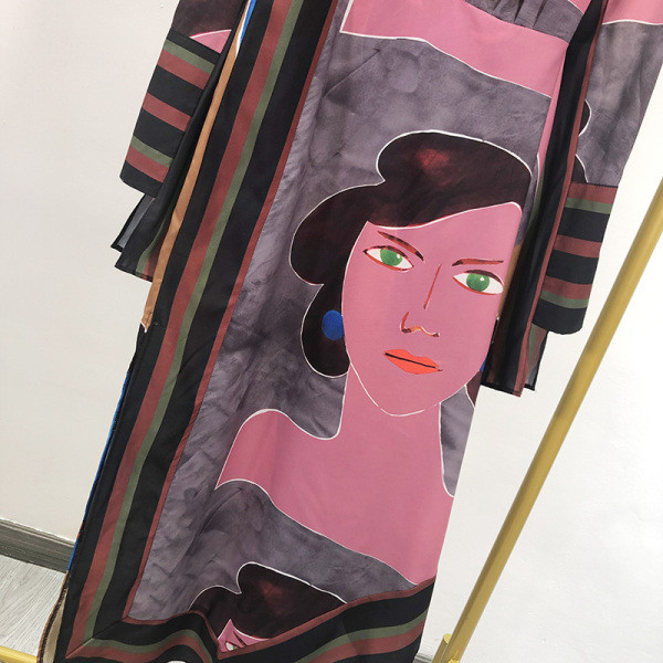 Modern női ruha aszimmetrikus modell rátéttel és gombokkal