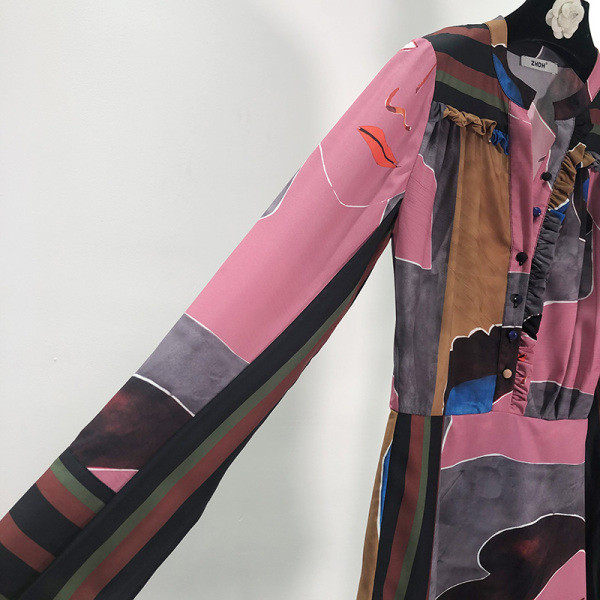 Modern női ruha aszimmetrikus modell rátéttel és gombokkal